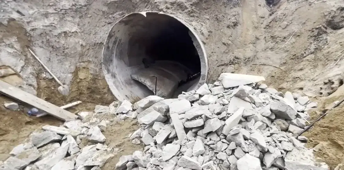 У Пухавіцкім раёне з трубы пад дарогай ратавальнікі выцягвалі мужчыну