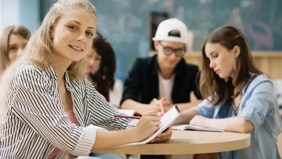 Легко ли подростку устроиться на работу? Как это сделать, если нет 18 лет