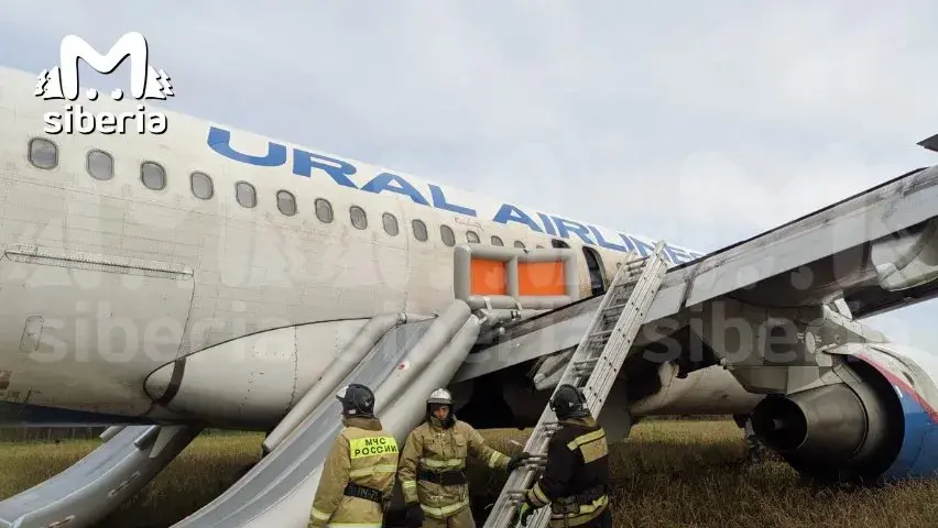 В России пассажирский самолет совершил аварийную посадку на пшеничное поле 