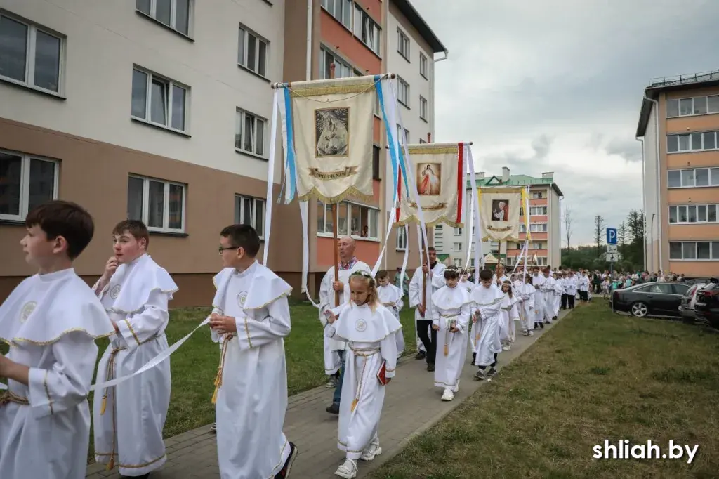 Па вуліцах Смаргоні прайшла "працэсія Божага Цела"