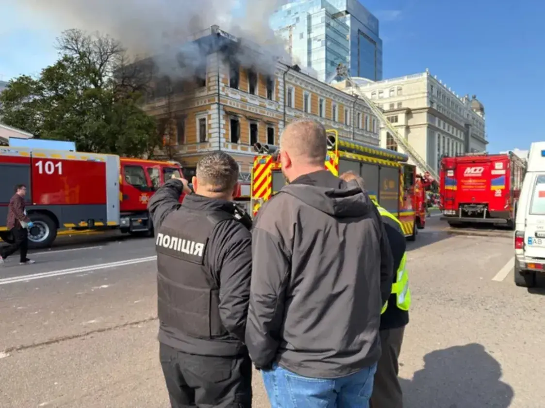 Расійскі дрон атакаваў будынак НАН Украіны, людзі ратаваліся ад агню праз вокны