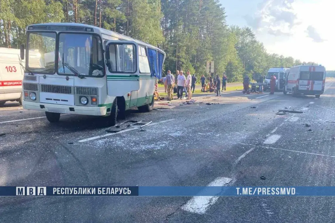 15 чалавек шпіталізавалі пасля аварыі з аўтобусам на Брэстчыне
