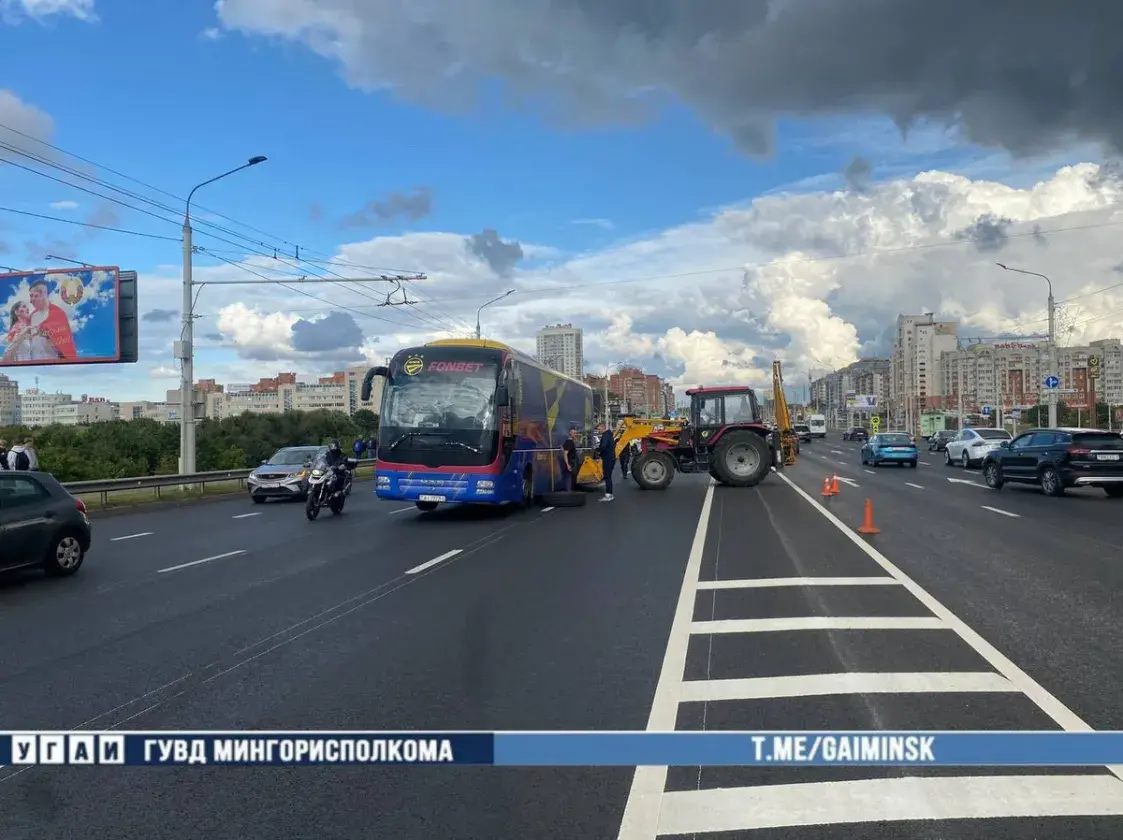 У аўтобуса БАТЭ падчас руху адваліліся два колы