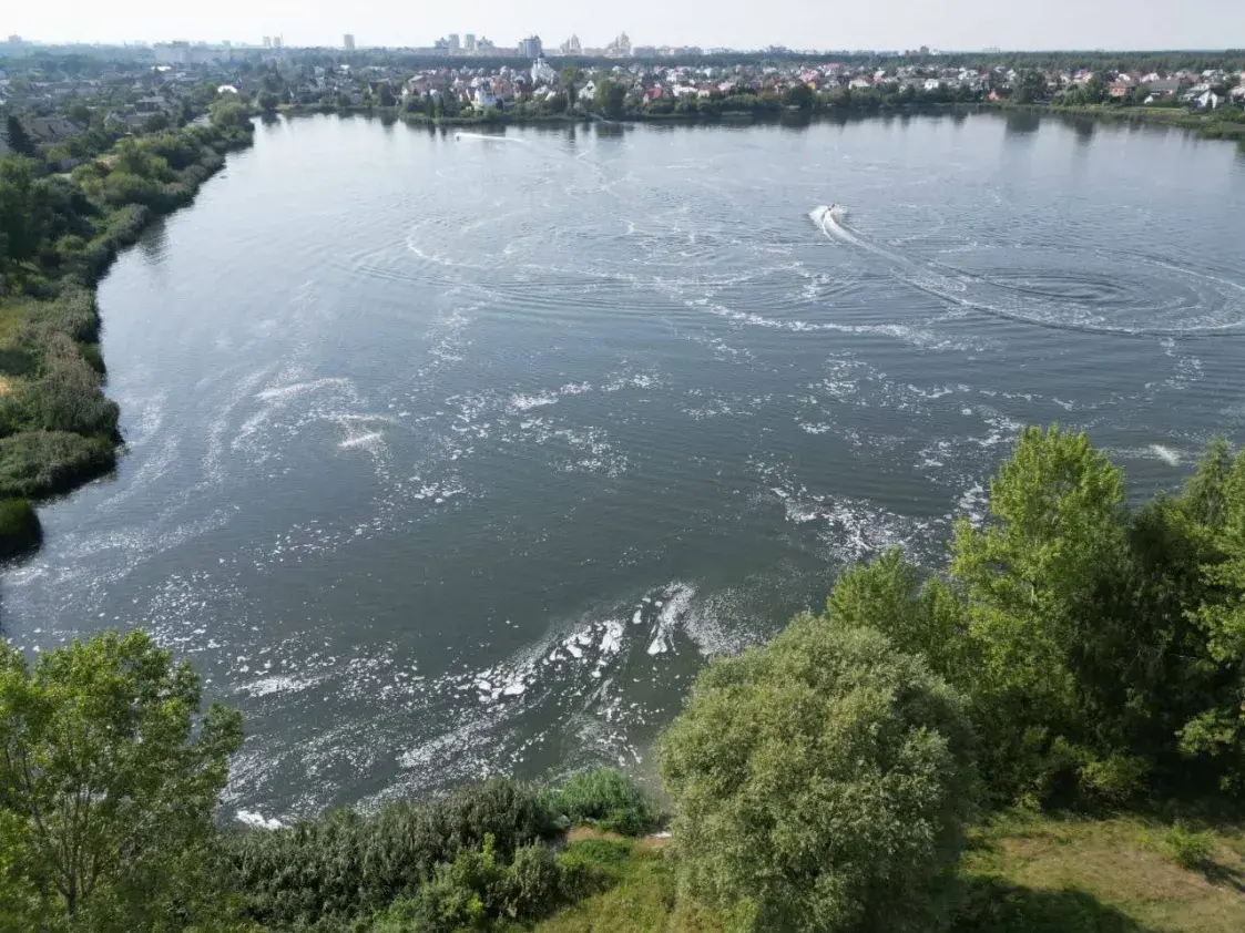 У Брэсце машыны МНС паліваюць возера