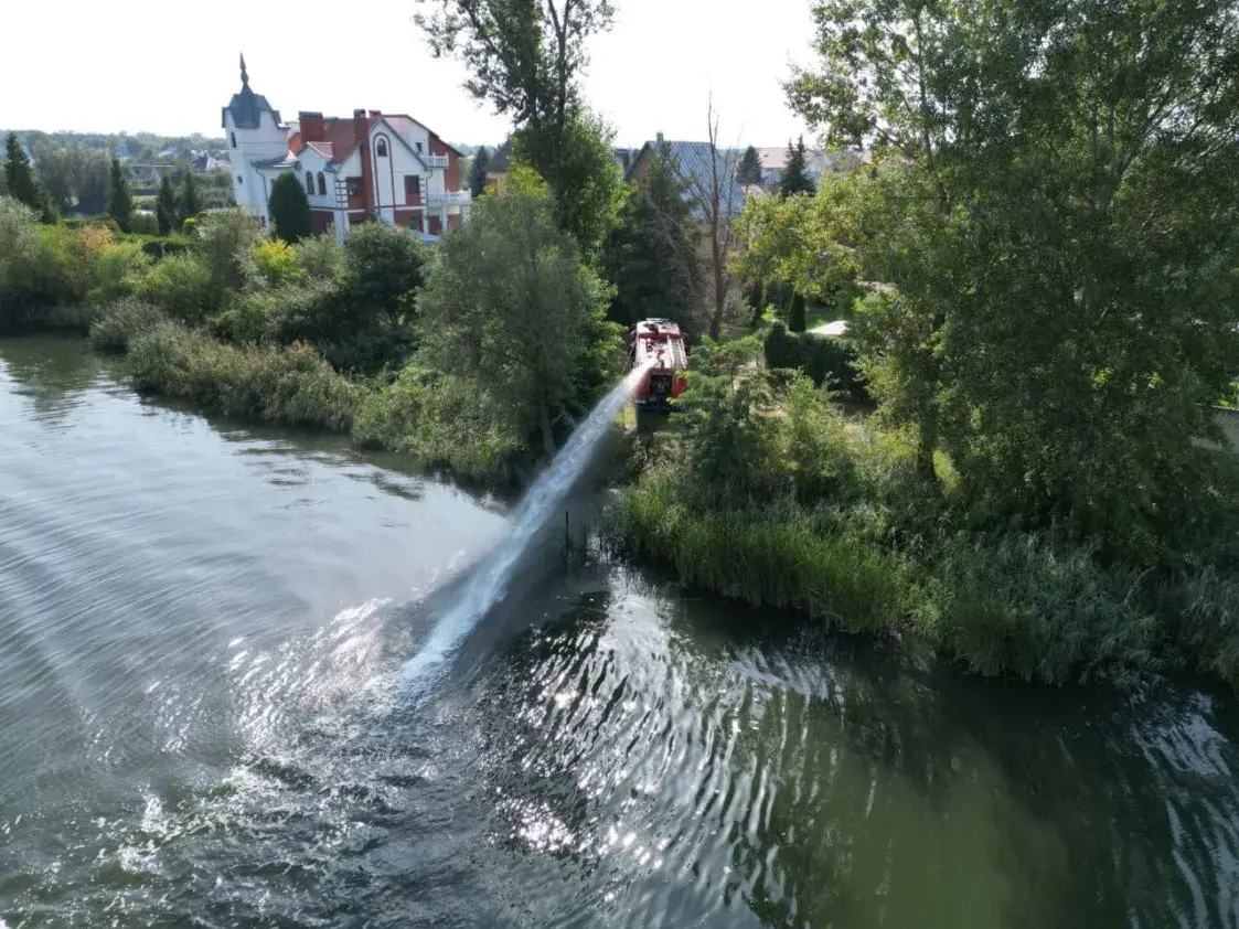 У Брэсце машыны МНС паліваюць возера
