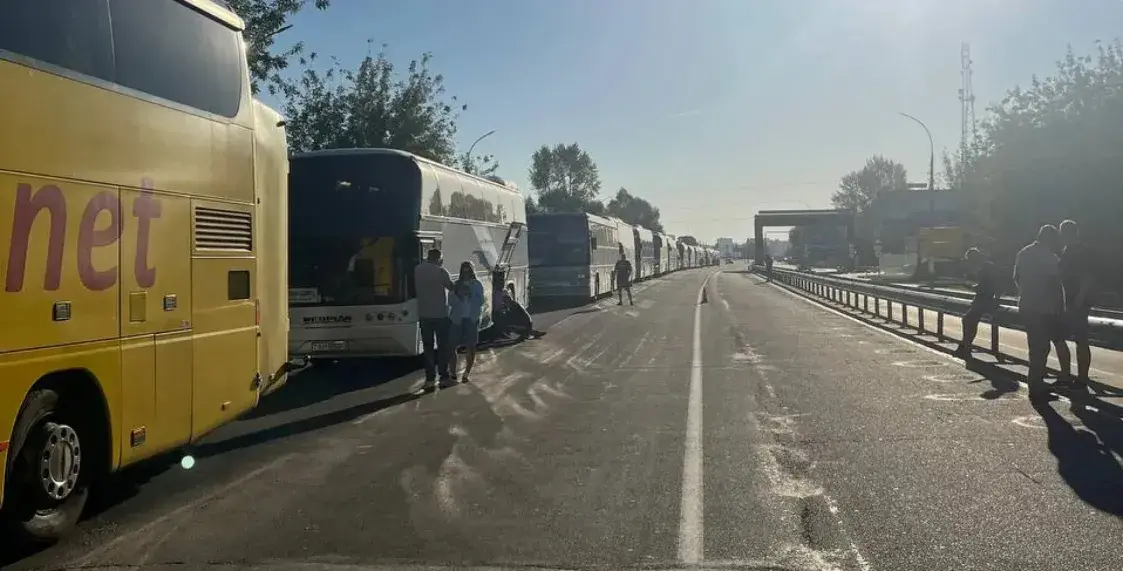 Опасные связи? Как отмена автобусов разделила латвийцев и белорусов