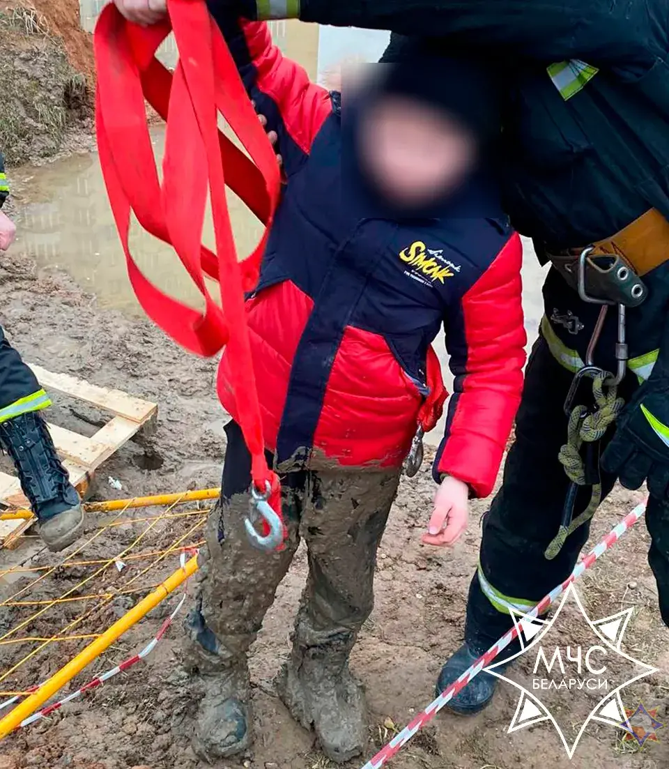 В Минске ребенок по пояс увяз в грязи — понадобилась помощь спасателей