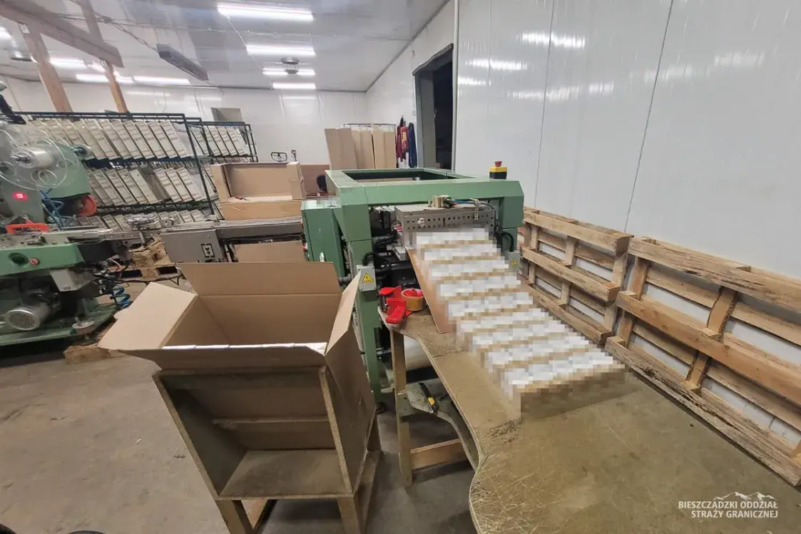 Дзесяць беларусаў затрымалі на падпольнай тытунёвай фабрыцы ў Польшчы