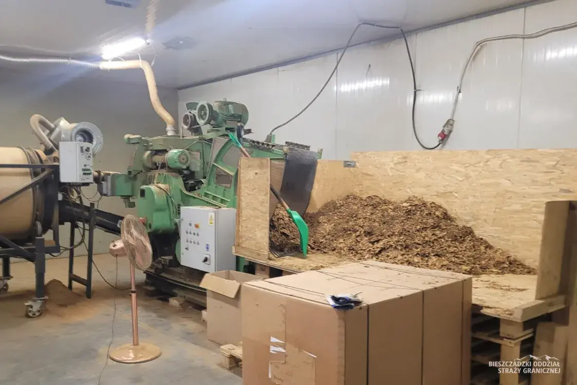 Дзесяць беларусаў затрымалі на падпольнай тытунёвай фабрыцы ў Польшчы