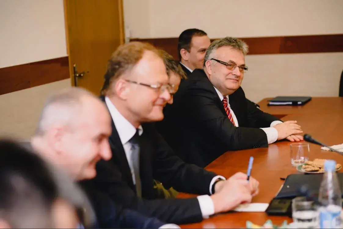 Взятки и связи с Лукашенко: как словенская фирма уходит от наказания в Беларуси