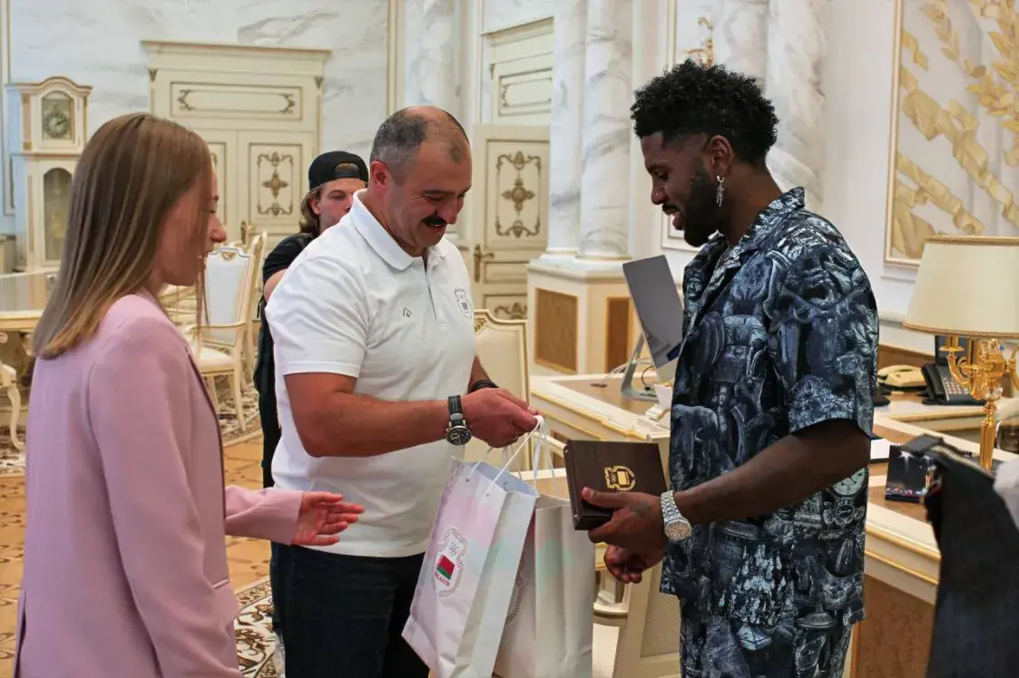 Амерыканскага спевака Джэйсана Дэрула пасля шоу прывезлі да Віктара Лукашэнкі