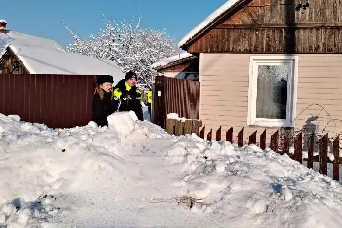 Cудовыя выканаўцы адкапалі з-пад снегу дом, каб арыштаваць яго