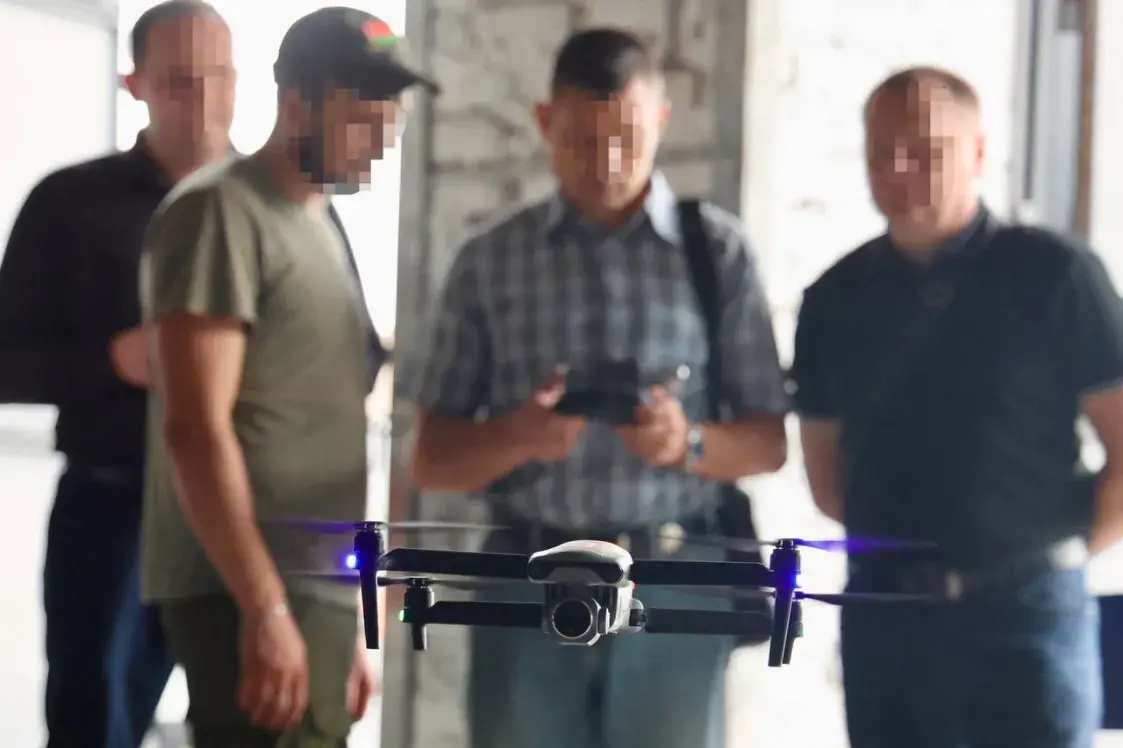 Супрацоўнікаў ГУБАЗіК вучылі скідаць боепрыпасы з дронаў