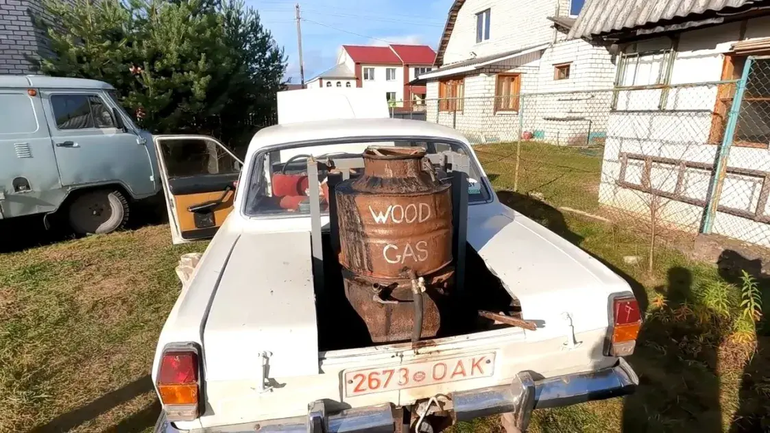 Стоп бензин: белорус "перебрал" старую "Волгу", и теперь она ездит на дровах