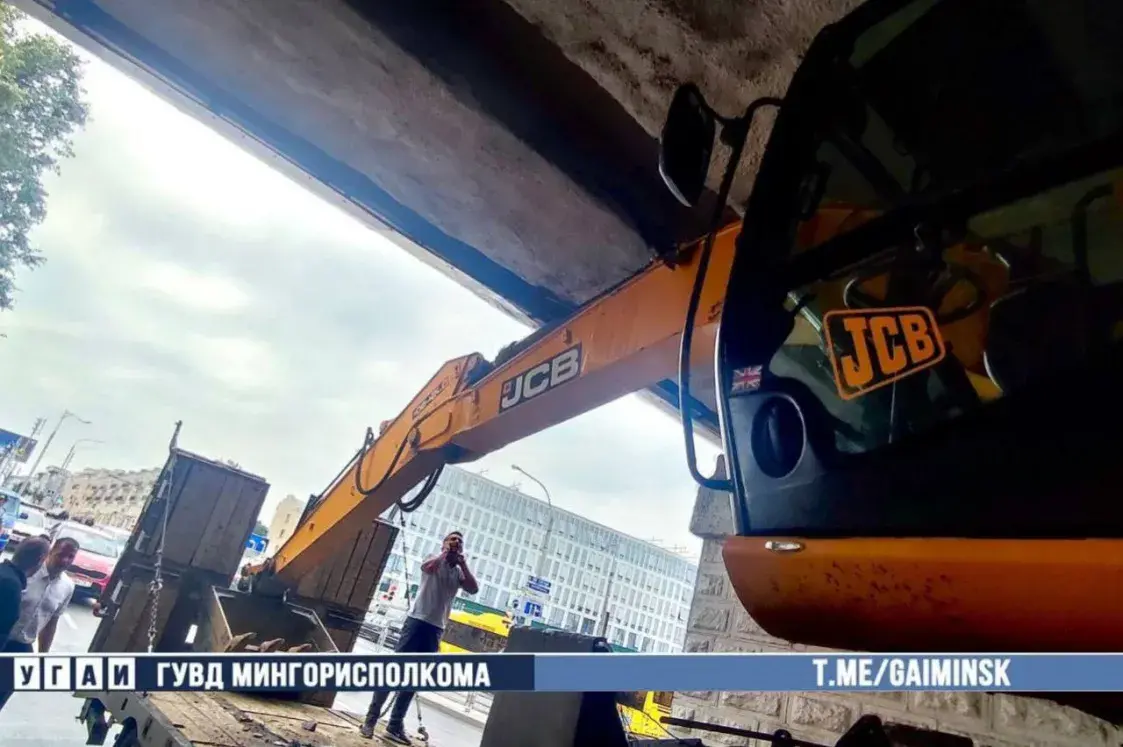 В Минске под путепроводом застрял грузовик