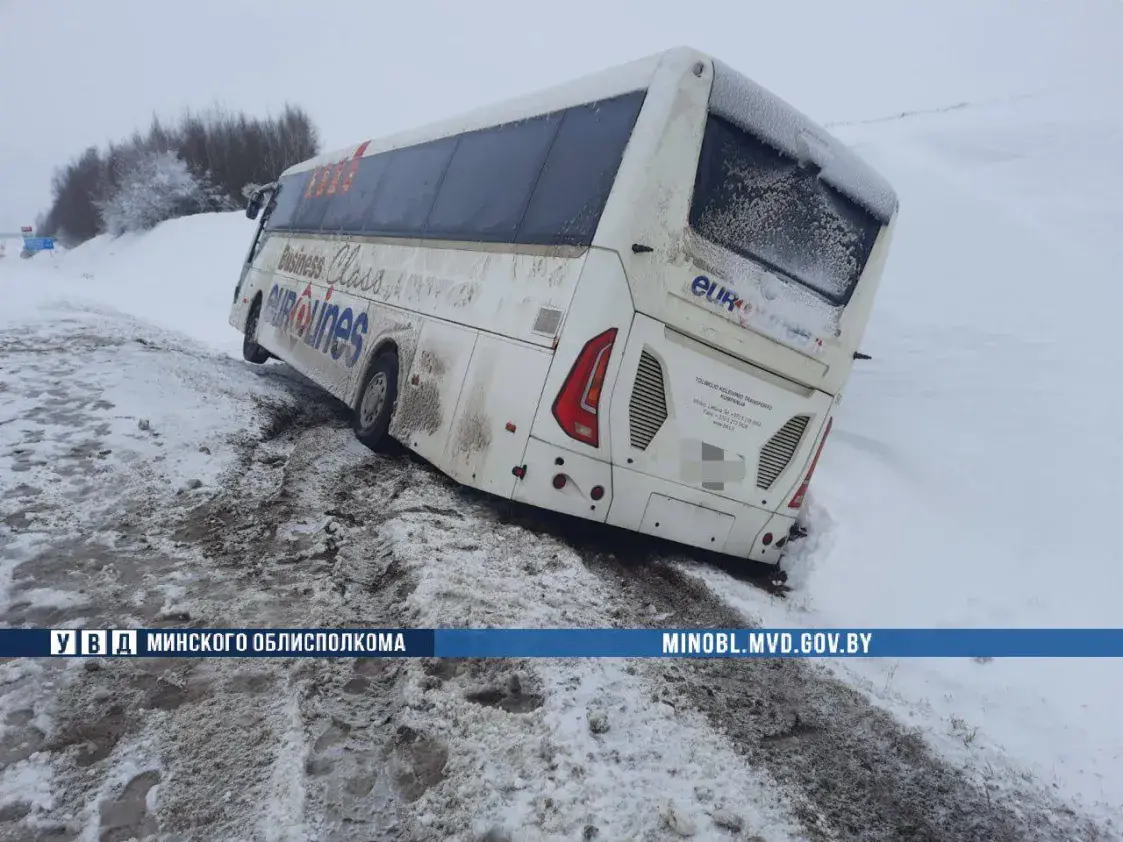 В Минской области съехал в кювет рейсовый автобус, который ехал в Вильнюс