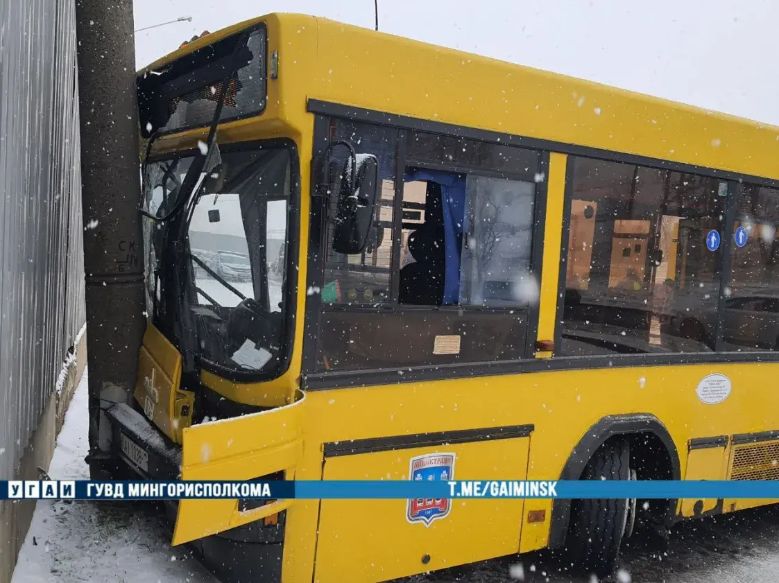 В Минске пассажирский автобус врезался в столб, есть пострадавшие