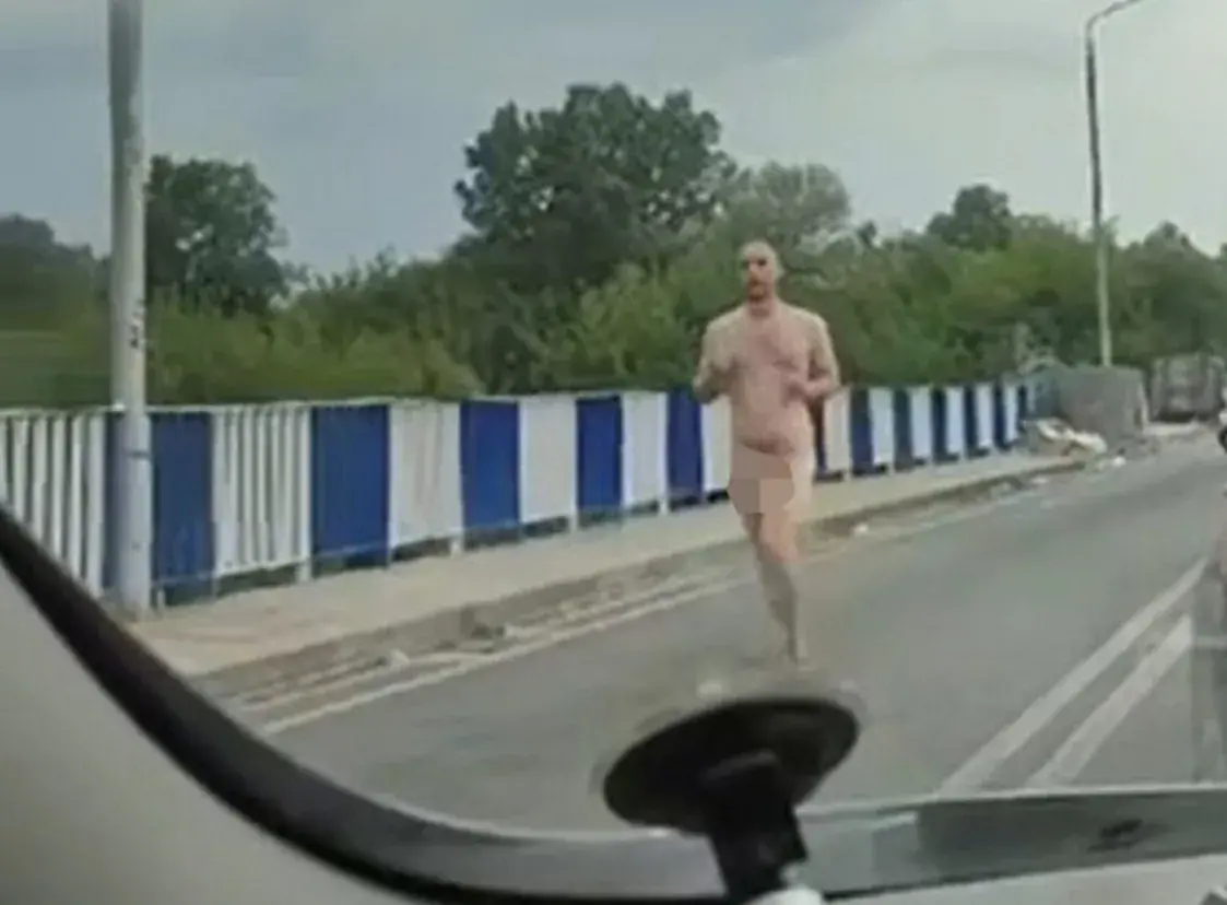 По Варшавскому мосту на белорусско-польской границе бегал голый мужчина