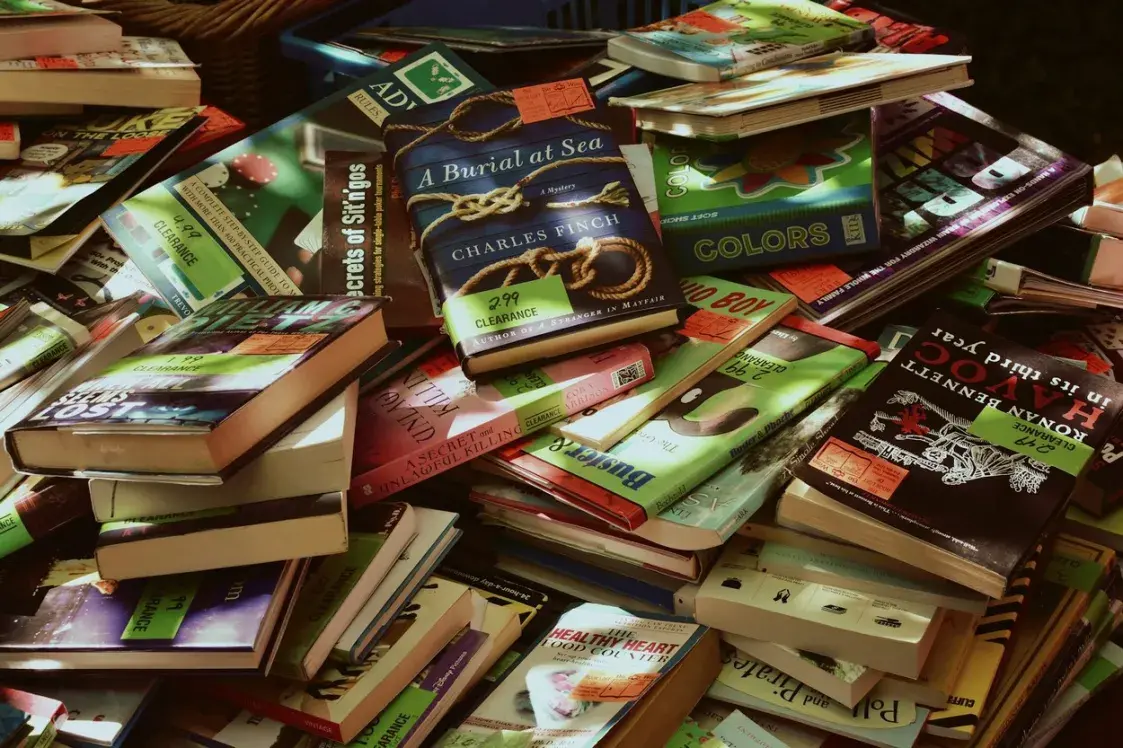 Мининформ запрещает книги. Узнали, можно ли их хранить дома