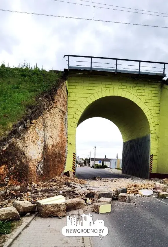 У гродзенскага моста абвалілася частка падпорнай сцяны і засыпала дарогу