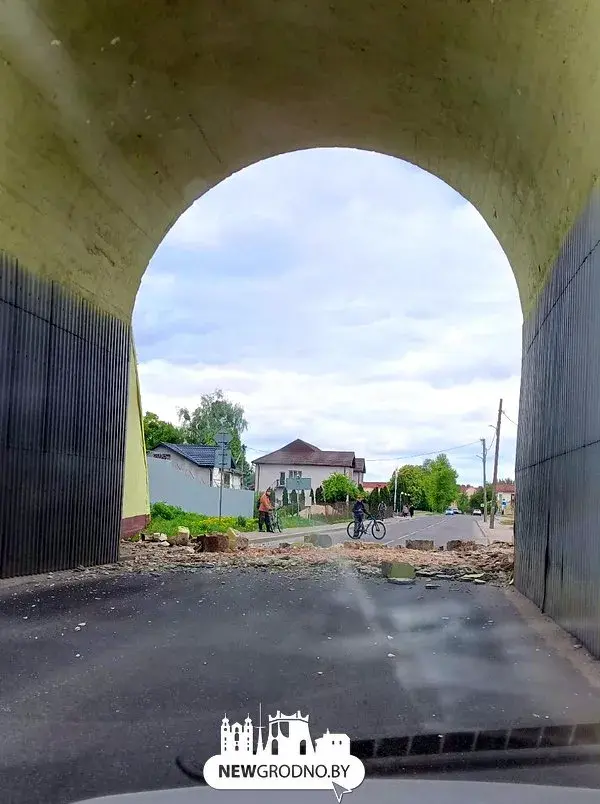 У гродзенскага моста абвалілася частка падпорнай сцяны і засыпала дарогу