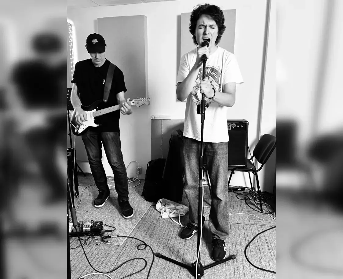 Пра што спявае 17-гадовы беларус, які стварыў гурт з вядомымі музыкамі