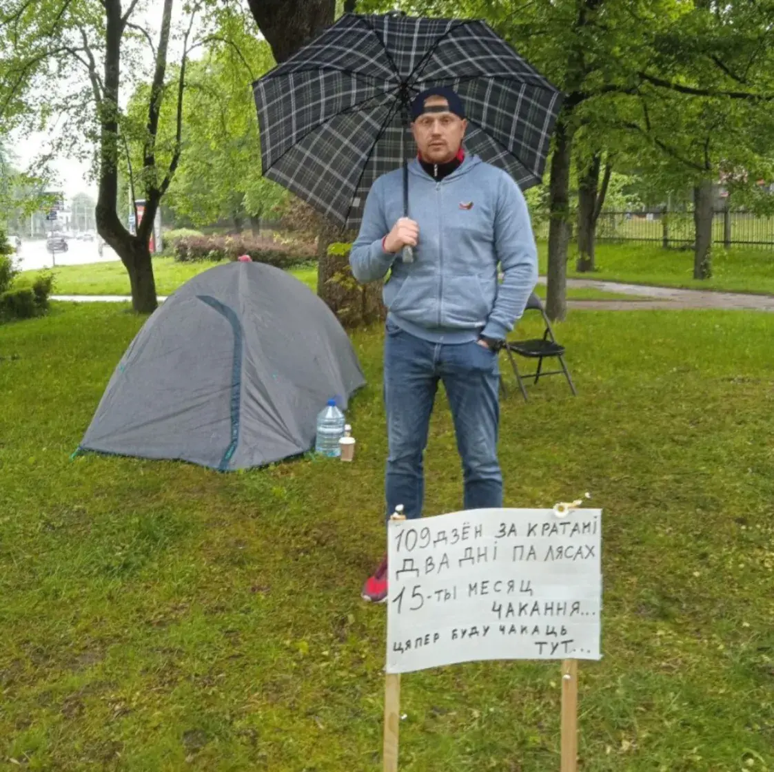Беларускі палітуцякач абвясціў галадоўку пад Дэпартаментам міграцыі Літвы