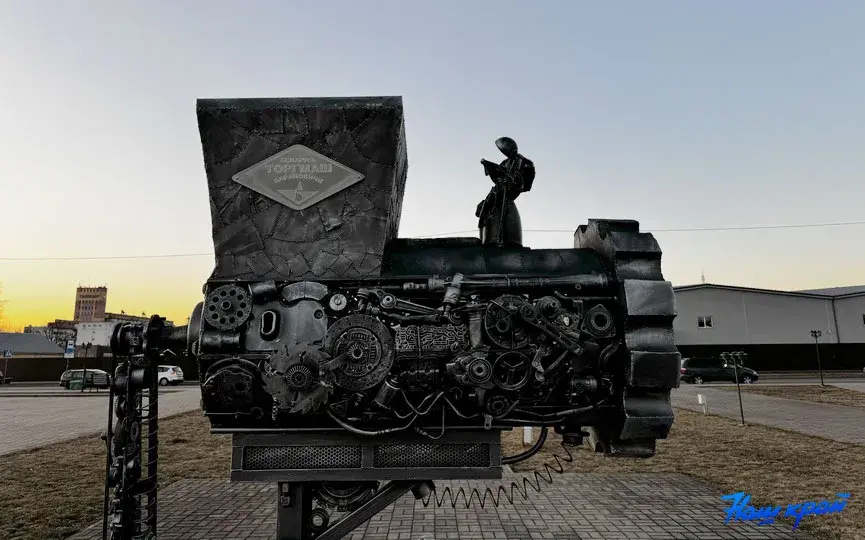 У Беларусі паставілі трохметровы помнік мясарубцы