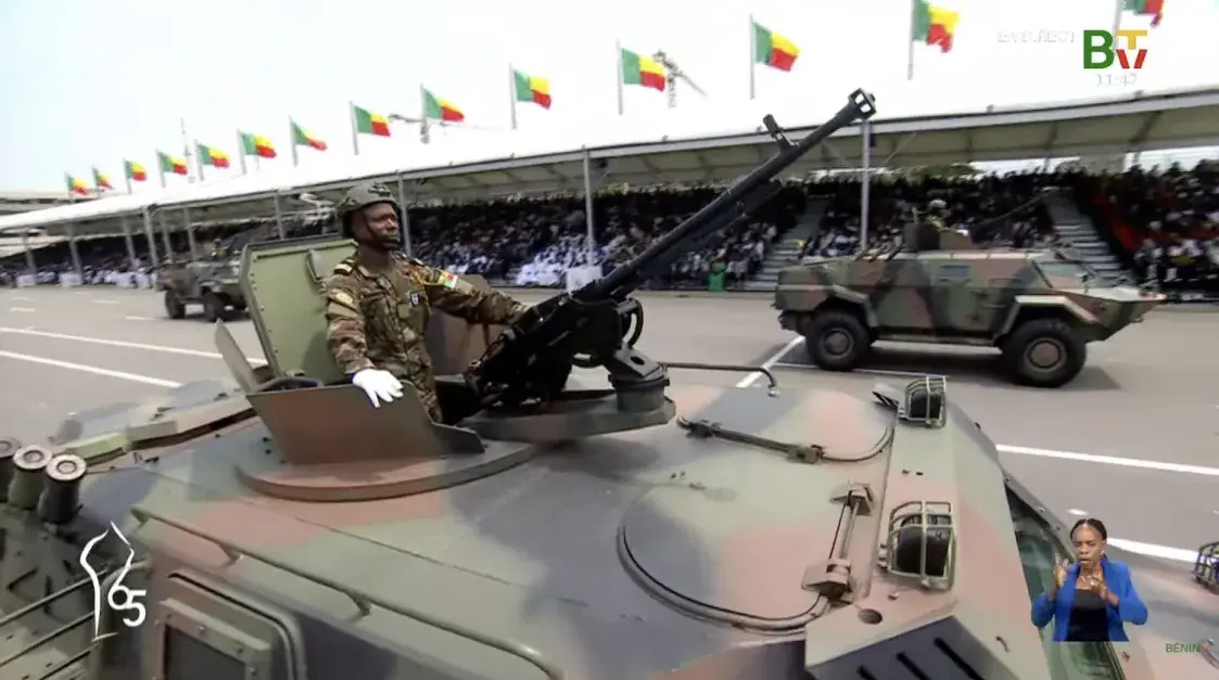 На парадзе ў Беніне паказалі беларускія бронемашыны "Кайман"