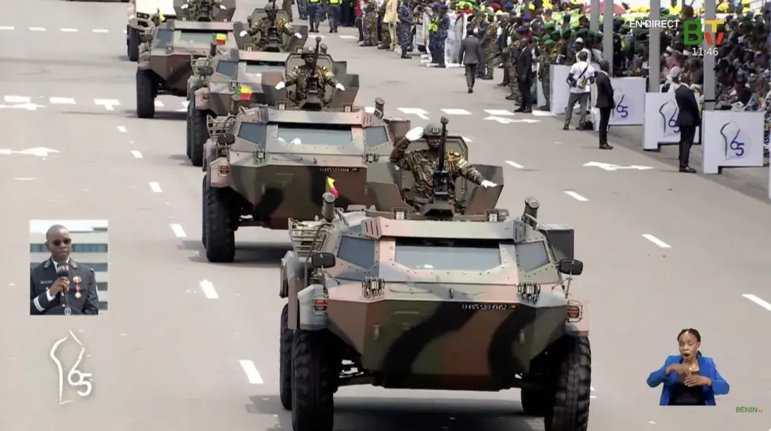 На парадзе ў Беніне паказалі беларускія бронемашыны "Кайман"