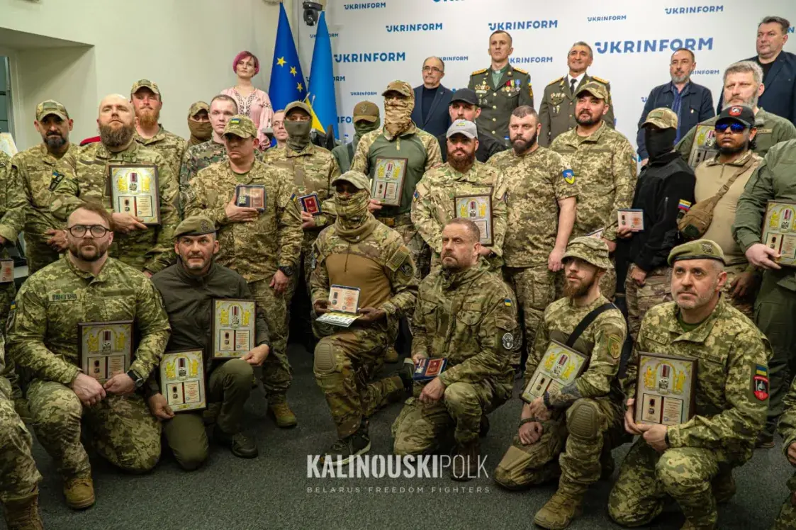 Полк Каліноўскага ўзнагародзілі Сталёвым крыжам "За вашу і нашу свабоду"