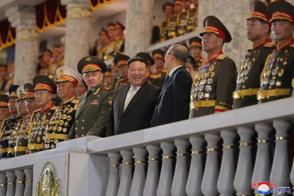 Ким Чен Ын вместе с Шойгу и гостем из КНР принял парад