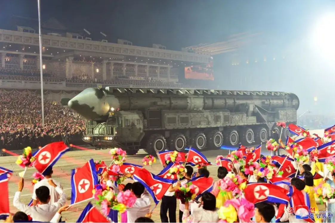 Ким Чен Ын вместе с Шойгу и гостем из КНР принял парад