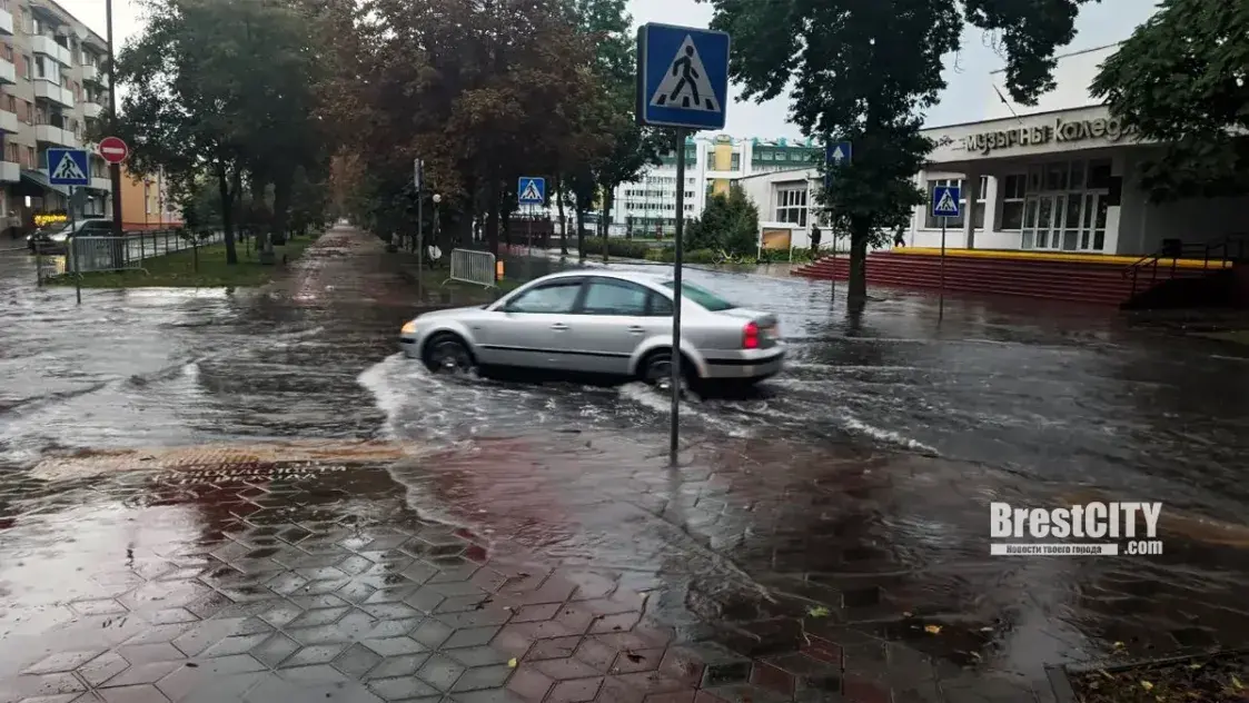 Потоп в Бресте: чиновники винят опавшие листья