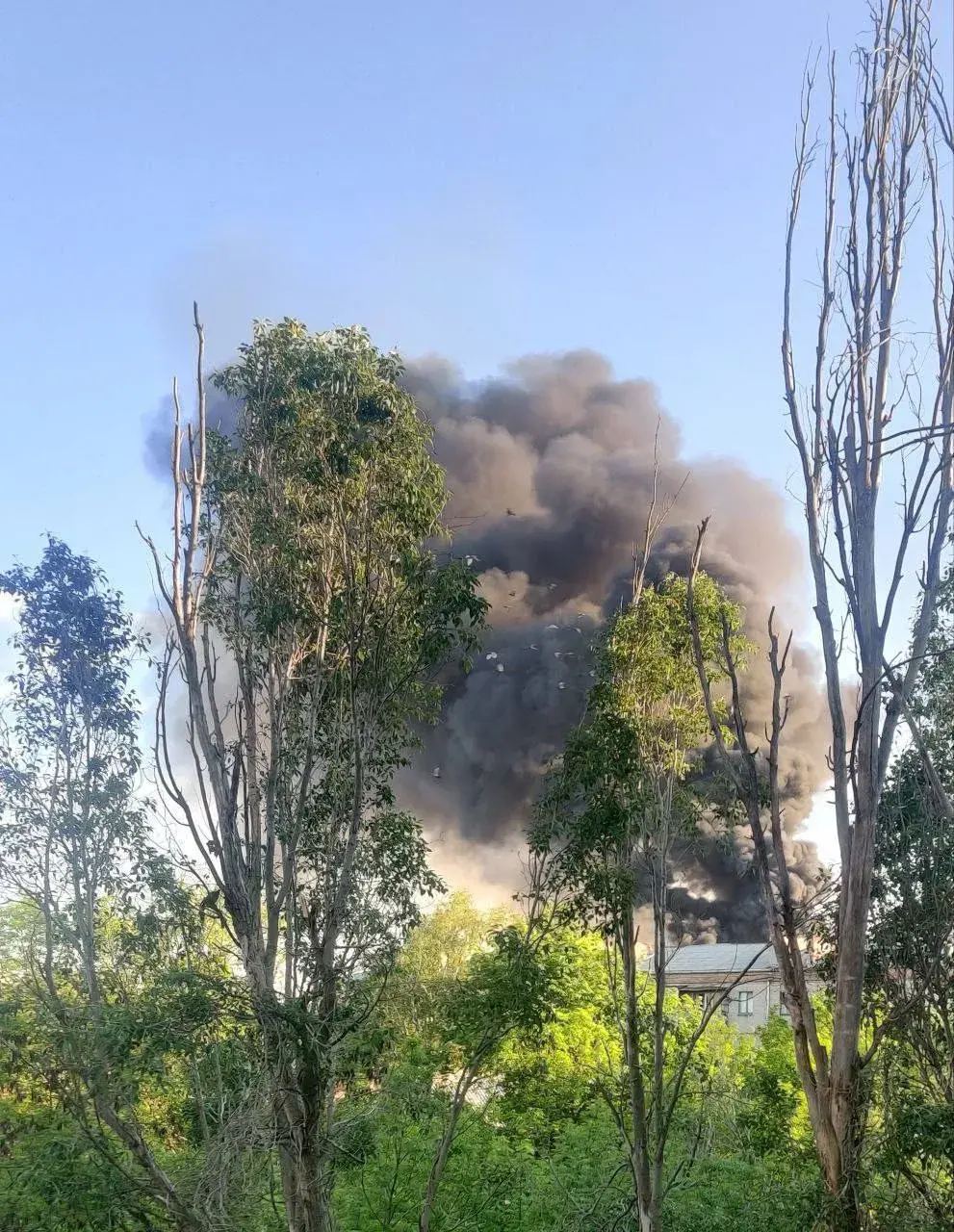 У Луганску прагрымелі выбухі, гарыць завод