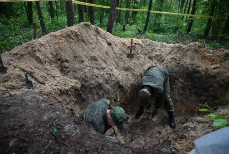 У Глуску дзеля справы аб генацыдзе раскапалі старую магілу ў лесе