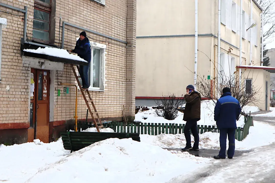 У Маладзечне абваліліся бетонныя брылькі двух пад'ездаў у жылым доме