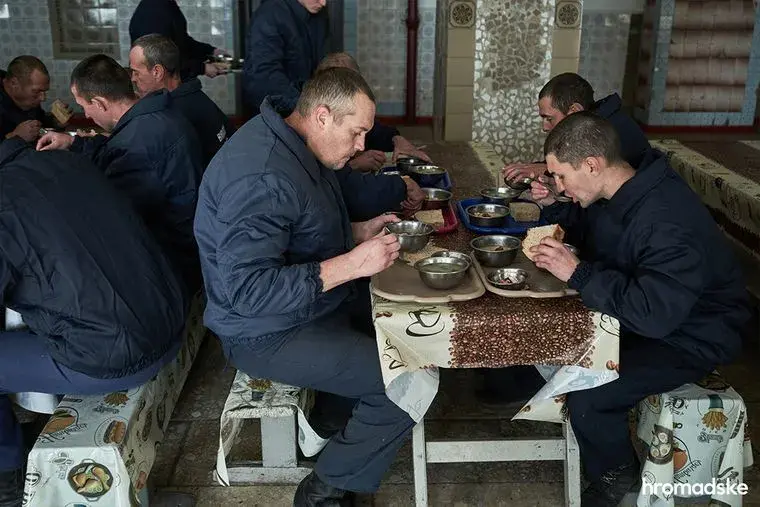 "Бросили как мясо": как живут оккупанты в украинском плену