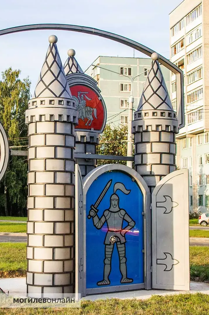 В Могилеве установили семиметровый герб города с "Погоней"