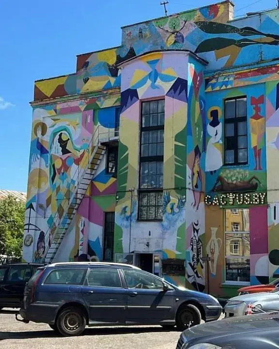 У Мінску знішчаюць мурал, які летась рэстаўравалі