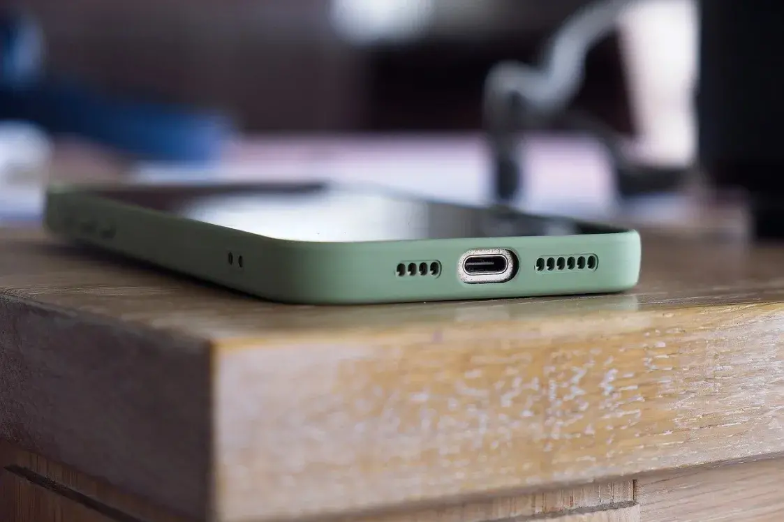 Смартфон на столе