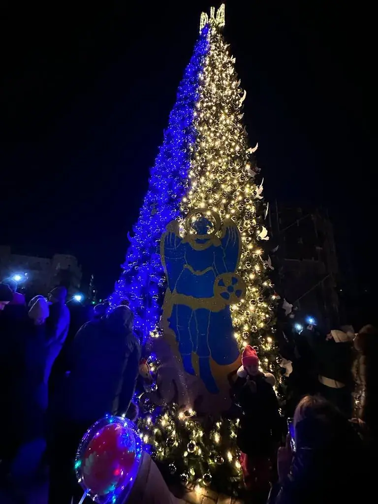 Киев всё же зажёг огни на новогодней ёлке. А как это было в прошлом году?