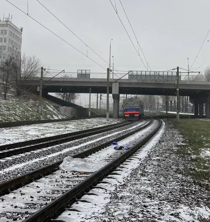 Она была в капюшоне: В Минске поезд насмерть сбил 19-летнюю девушку