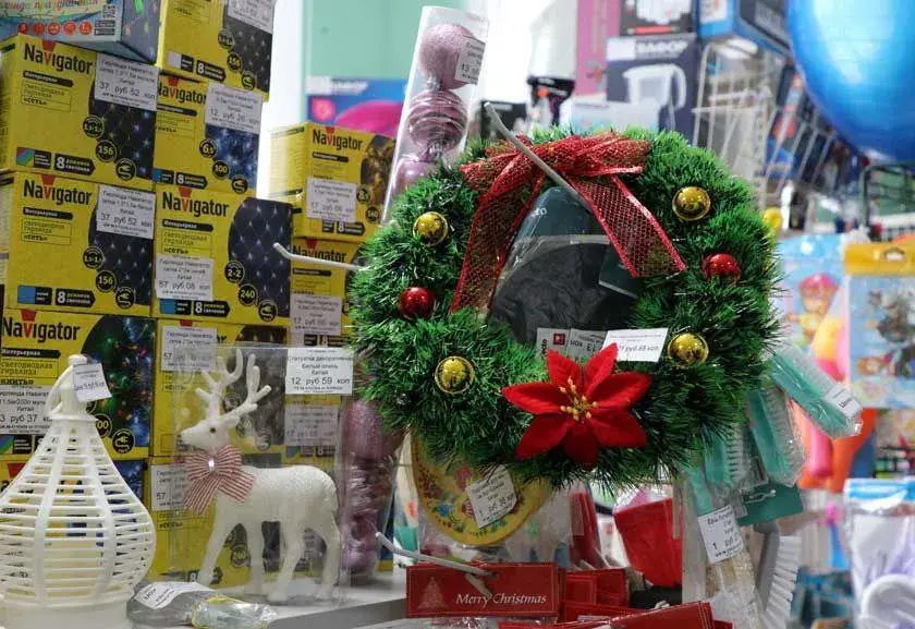 Активистка "Белой Руси" похвалилась китайскими новогодними игрушками