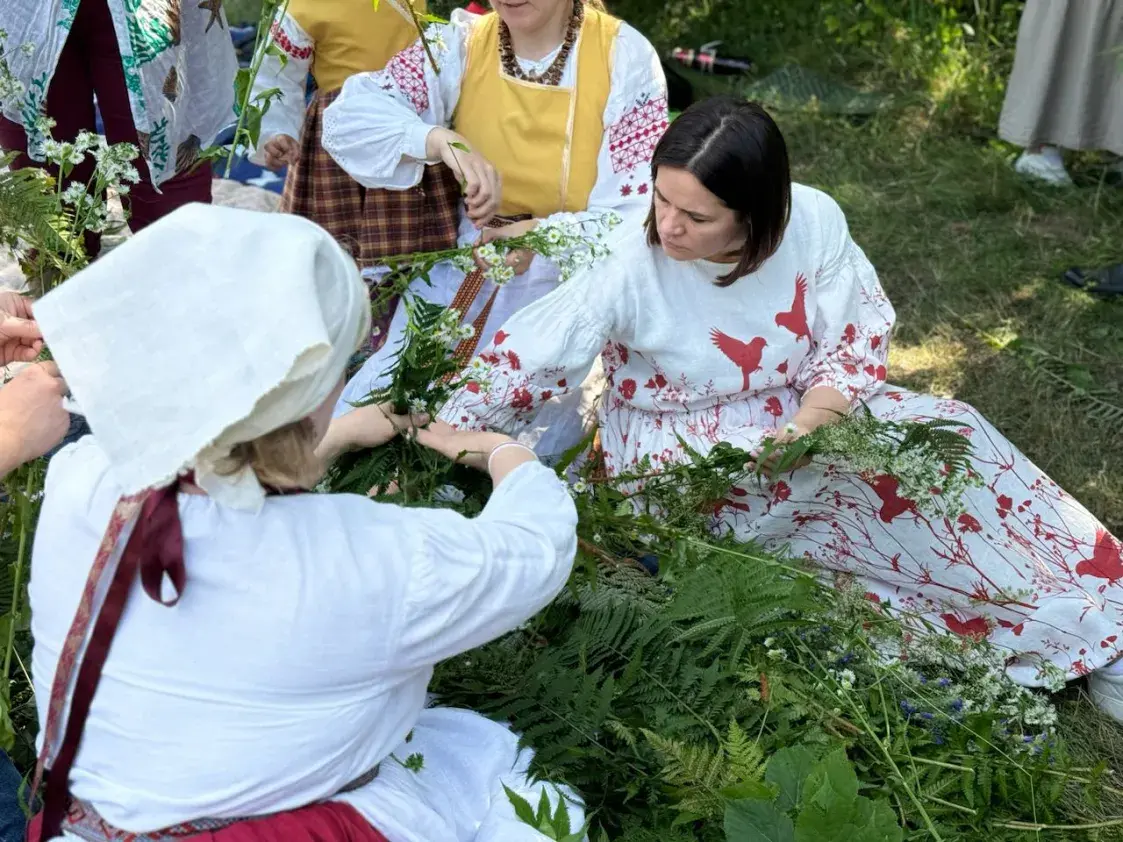 Светлана Тихановская плела с виленскими белоруссками купальские венки