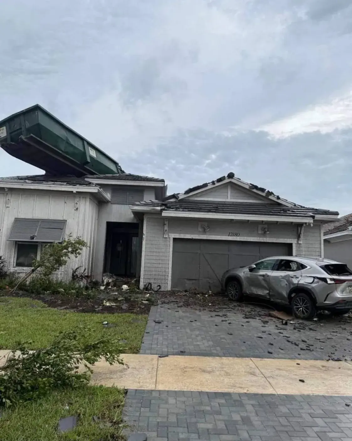 “У нас даже кровать в комнате шаталась”. Как белорусы пережили “ураган столетия”