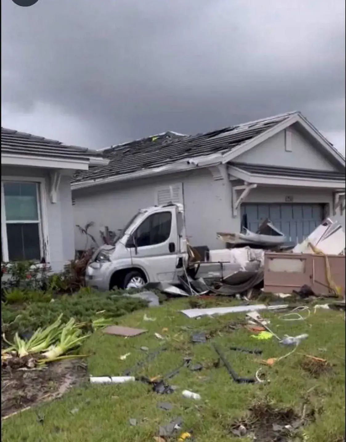 “У нас даже кровать в комнате шаталась”. Как белорусы пережили “ураган столетия”