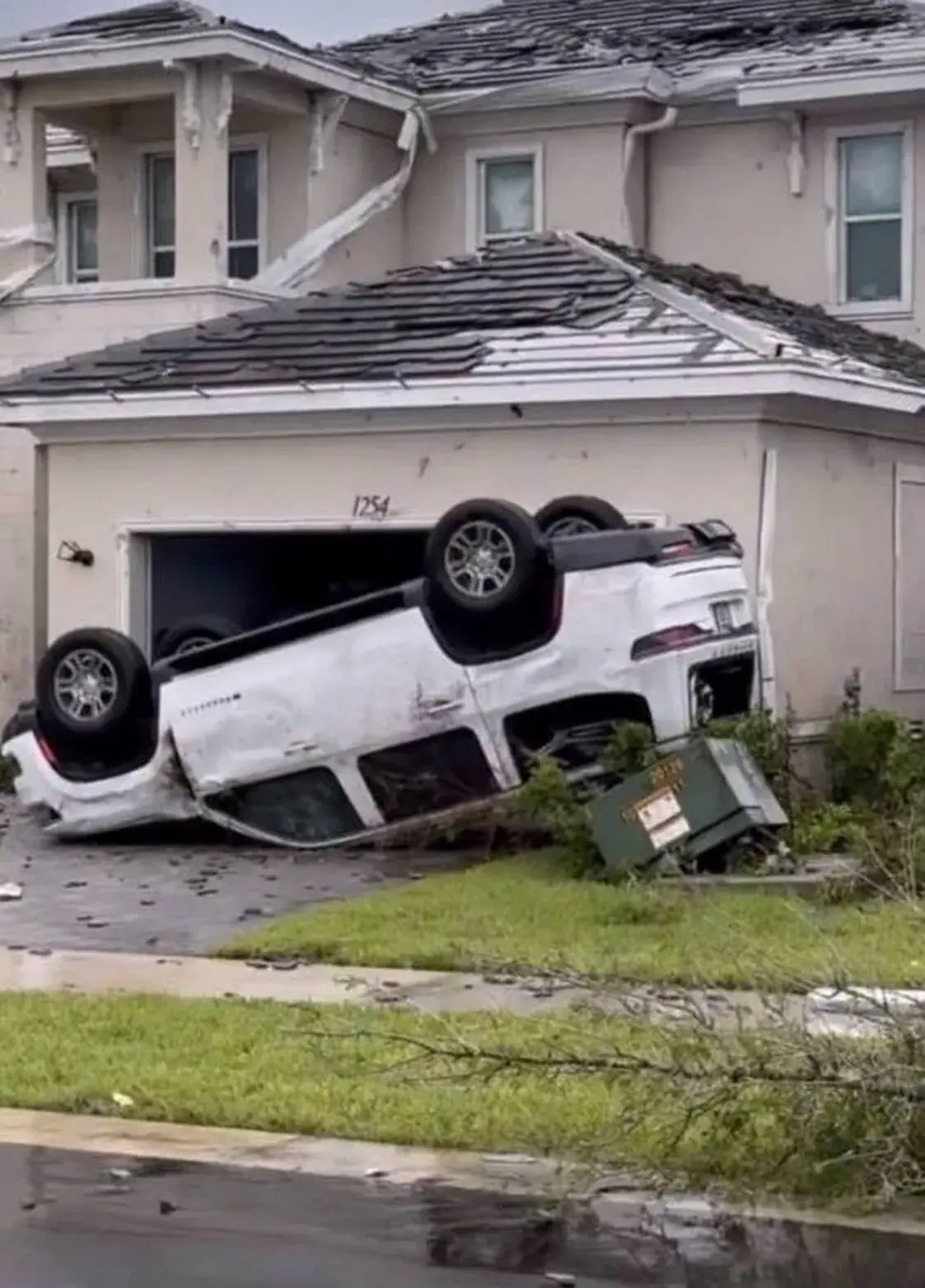 “У нас даже кровать в комнате шаталась”. Как белорусы пережили “ураган столетия”