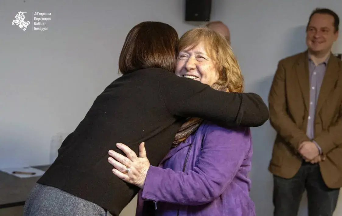 Ціханоўская ўручыла Святлане Алексіевіч Крыж Адраджэння Беларусі