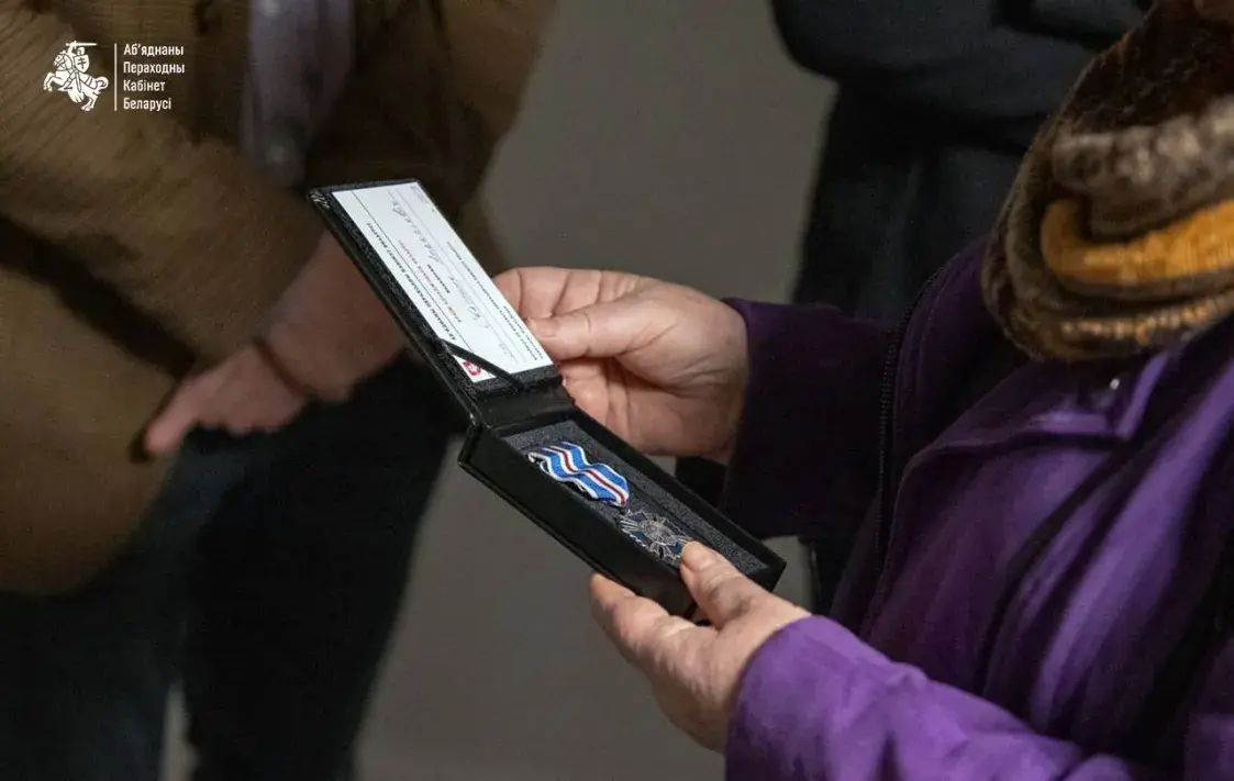 Ціханоўская ўручыла Святлане Алексіевіч Крыж Адраджэння Беларусі